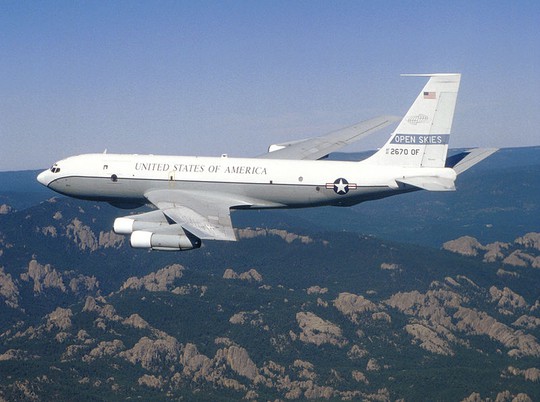 
Chiếc OC-135 của Mỹ hạnh cánh khẩn cấp xuống sân bây Nga vì gặp sự cố càng hạ cánh. Ảnh: Wiki

