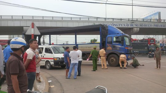 Tai nạn xảy ra ngay ngã tư dưới chân cầu vượt, nơi thường rất đông người qua lại