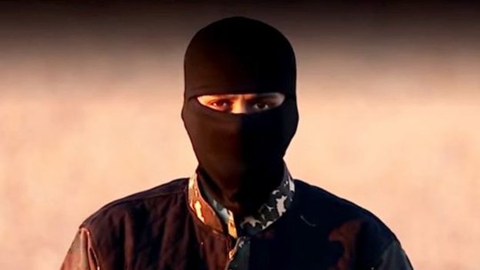 Tay súng bịt mặt trong đoạn video mới đây của IS được cho là Siddhartha Dhar. Ảnh: BBC