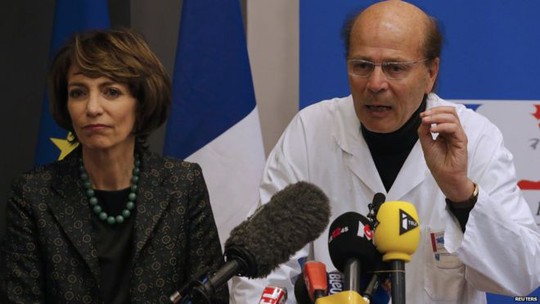 
Bộ trưởng Y tế Pháp Marisol Touraine (trái) thông báo về tai nạn thử nghiệm thuốc trên truyền hình. Ảnh: Reuters
