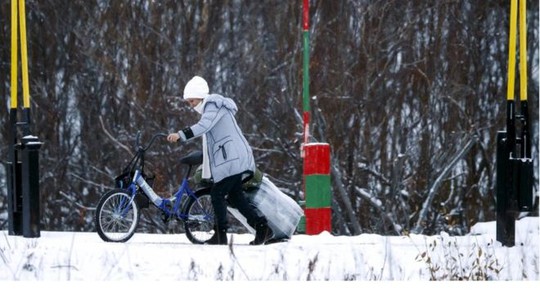 Nhiều người tị nạn vượt qua biên giới Na Uy bằng xe đạp. Ảnh: Reuters
