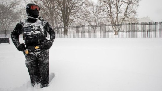 Đứng bảo vệ bên ngoài Nhà Trắng bất chấp tuyết. Ảnh: AP