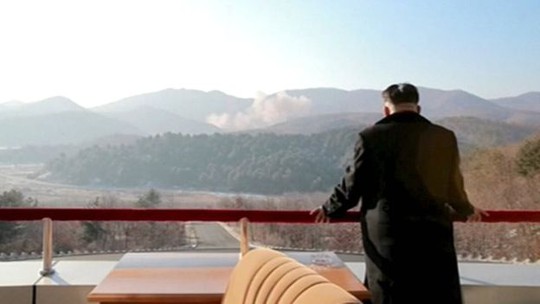 Lãnh đạo Kim Jong-un xem vụ phóng tên lửa. Ảnh: Reuters