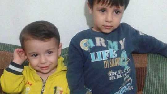 
Bé Aylan Kurdi (trái) và anh trai Galib. Ảnh: AP
