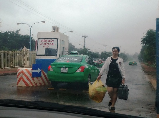 Muốn đón taxi từ Kon Tum xuống, khách phải ra ngoài sân bay Pleiku. Ảnh: HOÀNG THANH