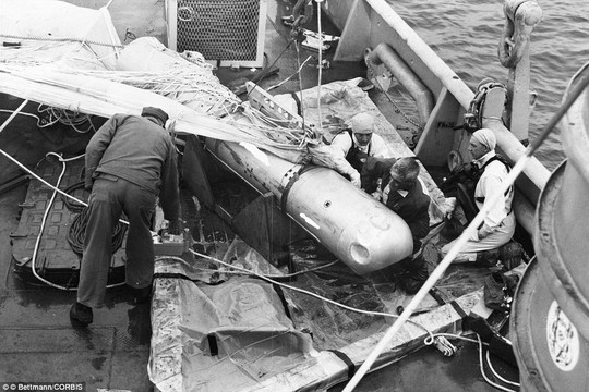 
Thủy thủ trên tàu ngầm USS Petrol (Mỹ) bên quả bom H được trục vớt từ Địa Trung Hải. Ảnh: Daily Mail
