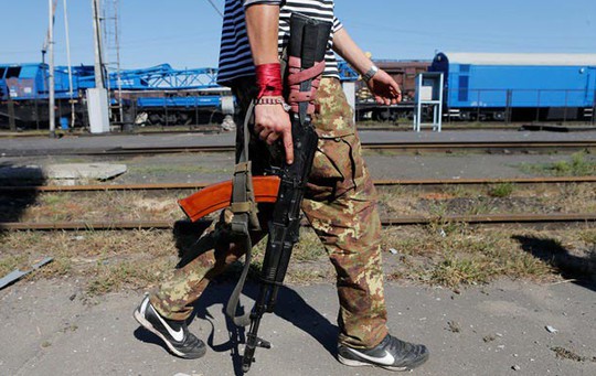 Bất cứ thành phố nào ở Donbass đều có thể kiếm được vũ khí với giá rẻ Ảnh: REUTERS