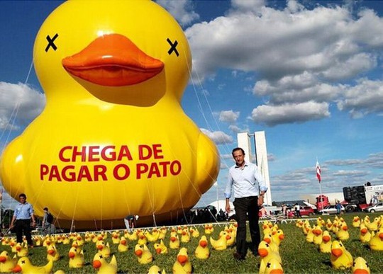 Vịt vàng của nhóm biểu tình chống lại Tổng thống Dilma Rousseff của Brazil