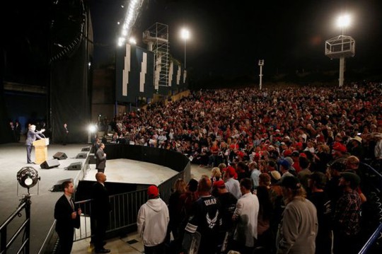 
Ông Trump có bài phát biểu tại Pacific Amphitheatre . Ảnh: Reuters
