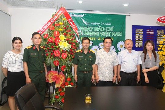 
Công ty Thái Sơn - Bộ Quốc phòng tặng hoa chúc mừng báo
