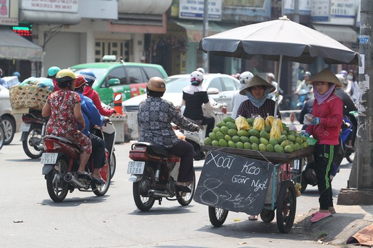 
Đoạn đường Trần Hưng Đạo - Nguyễn Văn Cừ (quận 5) cũng thường xuyên có nhiều xe hàng rong chiếm lòng đường
