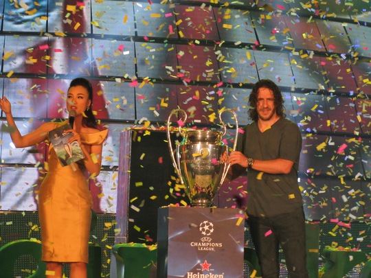 
Danh thủ Carles Puyol cùng chiếc cúp bạc huyền thoại UEFA Champions League đến sân khấu chính
