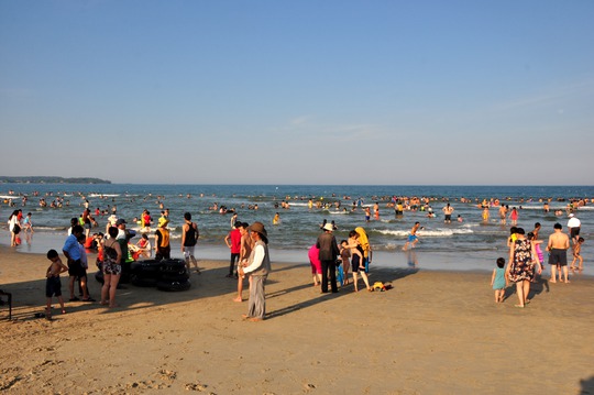 Để tránh nắng nóng, buổi chiều ở các bãi biển ở Quảng Ngãi đông nghẹt người.