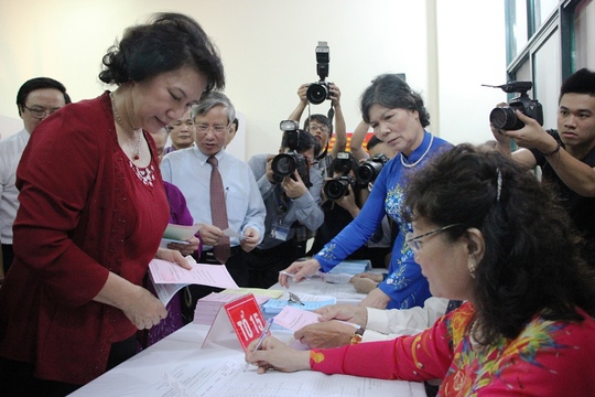 Bà Nguyễn Thị Kim Ngân được Ban kiểm tra phiếu của cử tri kiểm tra phiếu