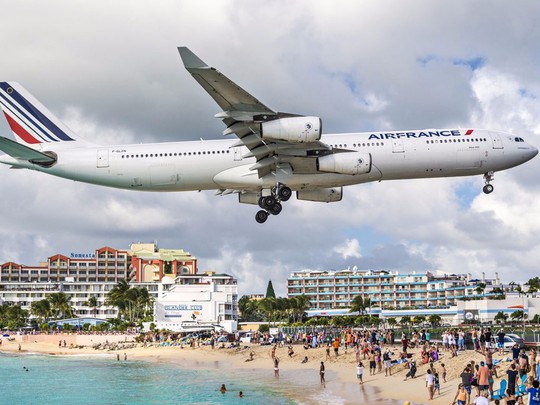 
Bãi biển Maho nằm trên khu vực phía Hà Lan của đảo St. Martin, Caribbe. Có cát trắng và nước trong vắt, bãi biển này nổi tiếng nhờ đem lại trải nghiệm thú vị cho du khách mỗi khi máy bay hạ cánh ở sân bay quốc tế Princess Juliana.
