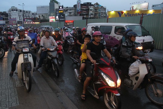 
Đoạn rào chắn trên đường Nguyễn Kiệm chỉ chừa lại một đoạn nhỏ cho xe chạy khiến người đi đường khá vất vả để vượt qua đoạn đường này
