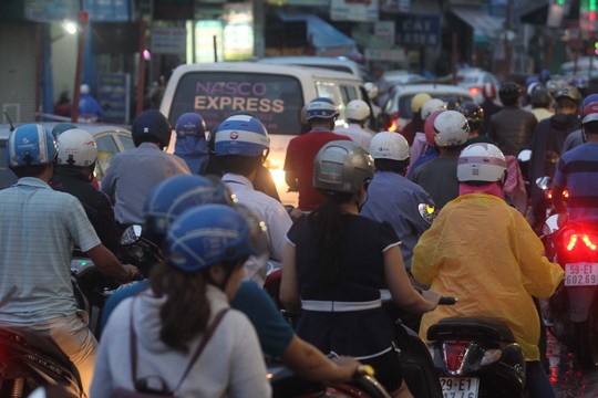 
Dòng xe từ Quang Trung đổ về Nguyễn Kiệm khá đông
