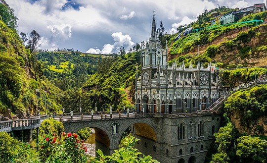 
Không gian cổ tích của cây cầu dẫn đến nhà thờ Las Lajas Sanctuary ở Colombia.
