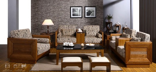 
Chất gỗ đặc khỏe khoắn mà sang trọng, bộ nệm sofa cùng tone với gam màu tường càng làm không gian phòng khách trở nên nổi bật.
