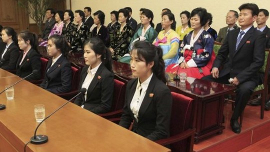 Gia đình và bạn bè của nhóm phụ nữ đào tẩu trong cuộc phỏng vấn tại Triều Tiên. Ảnh: AP