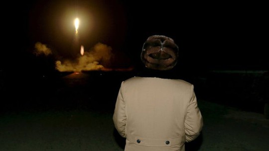 
Nhà lãnh đạo Kim đã đích thân giám sát vụ thử tên lửa đạn đạo này. Ảnh: Reuters
