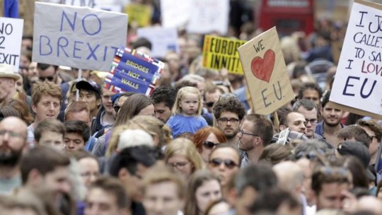 
Cuộc biểu tình chống Brexet ở TP London quy tụ hàng ngàn người tham dự. Ảnh: PA, REUTERS
