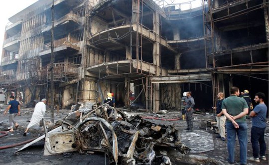 
Nhiều tòa nhà bị thiêu rụi sau vụ nổ. Ảnh: Reuters
