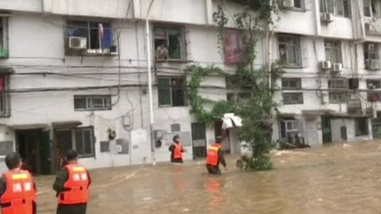 
Đội cứu nạn cứu hộ làm việc tại TP Vũ Hán. Ảnh: Reuters
