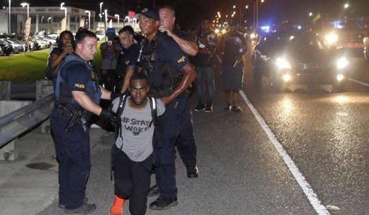 Một người biểu tình bị bắt ở TP Baton Rouge, bang Lousiana. Ảnh: AP