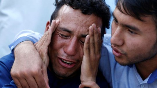 
Người dân khóc thương các nạn nhân mất mạng trong vụ đánh bom tự sát ở thủ đô Kabul hôm 23-7. Ảnh: Reuters
