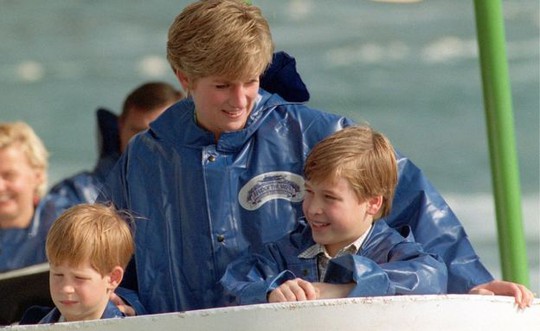
Công nương Diana (giữa) cùng hai con trai là Hoàng tử Harry (trái) và Hoàng từ William (phải). Ảnh: PA
