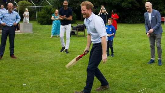 
Hoàng tử Harry chơi trò chơi với khách mời tại sự kiện. Ảnh: Royal Foundation
