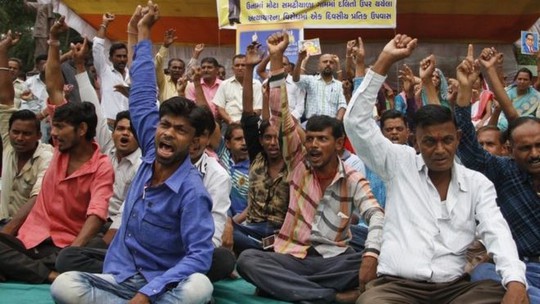 
Cộng đồng người Dalit biểu tình phản đối bạo lực nhắm vào họ tại bang Gujarat. Ảnh: AP
