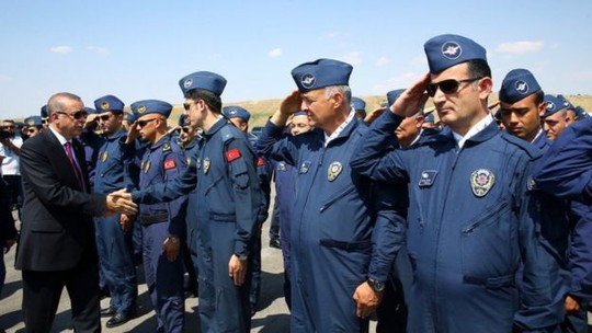 
Ông Erdogan bắt tay các sĩ quan an ninh tại trụ sở Lực lượng cảnh sát đặc nhiệm ở Ankara. Ảnh: EPA
