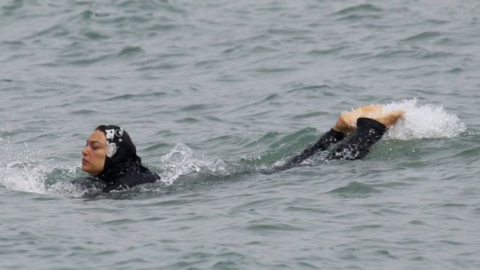 
Một phụ nữ mặc burkini bơi trên biển ở Pháp. Ảnh: Reuters
