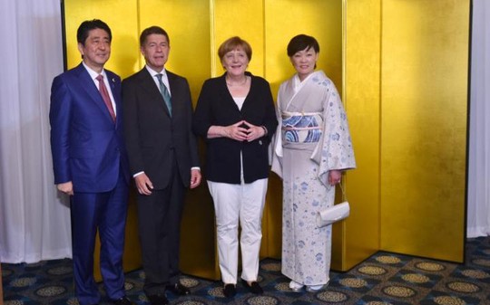 
(Từ trái sang) Thủ tướng Nhật Shinzo Abe, giáo sư Joachim Sauer- phu quân bà Merkel, Thủ tướng Đức Angela Merkel và phu nhân Thủ tướng Nhật Akie Abe chụp ảnh tại Hội nghị thượng đỉnh G7 ở Nhật. Ảnh: AP
