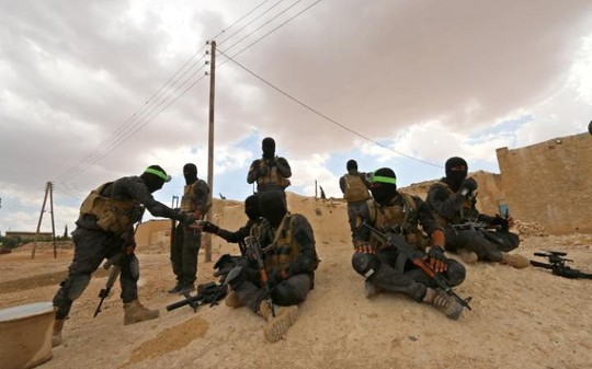 
Lực lượng SDF ở ngoại ô TP Manbij - Syria. Ảnh: REUTERS
