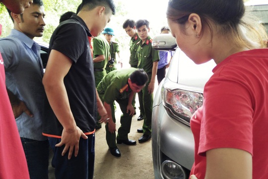 
Công an và lực lượng chức năng khám nghiệm, điều tra tại hiện trường
