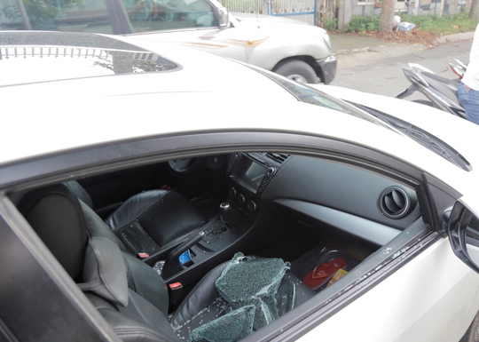 Xe của anh N.D.T. bị đâp kính lấy giỏ xách chứa 2 điện thoại