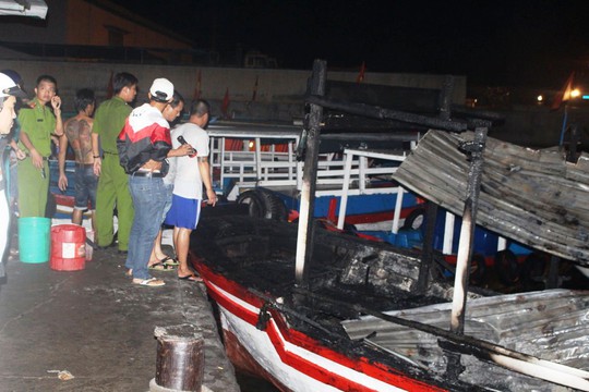2 tàu du lịch ở Nha Trang bất ngờ bốc cháy