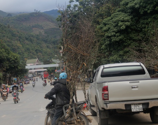 Người dân dùng xe máy chở đào đá từ Lào qua cửa khẩu Nậm Cắn về thị trấn Mường Xén (huyện Kỳ Sơn)