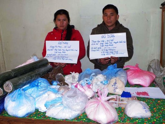 
Vợ chồng Nàng Nu Mua và Thạo Chu Vàng cùng tang vật hơn 23 kg ma túy bị lực lượng biên phòng bắt giữ - Ảnh: Biên phòng Thanh Hóa
