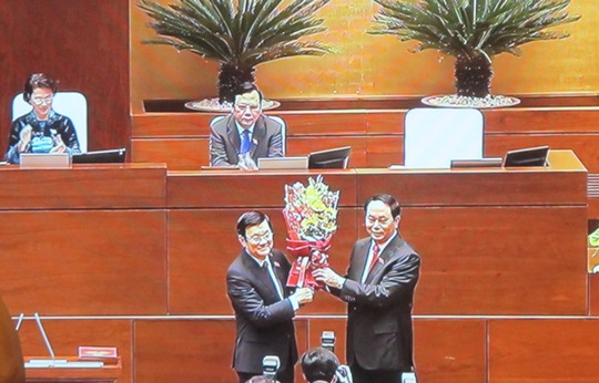 
Tân Chủ tịch nước Trần Đại Quang tặng hoa nguyên Chủ tịch nước Trương Tấn Sang - Ảnh chụp qua màn hình
