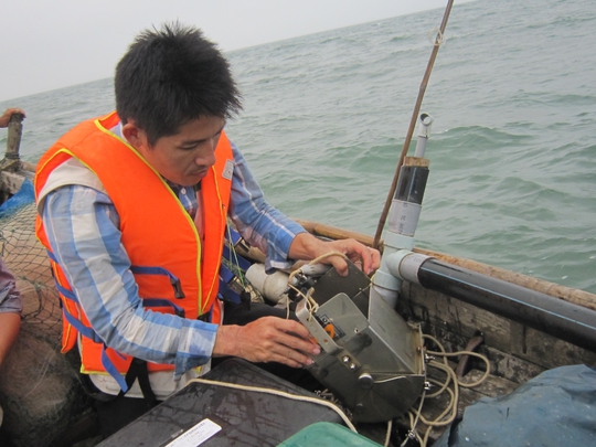 Ngành tài nguyên tỉnh Thừa Thiên - Huế lấy mẫu nước và đất đi xét nghiệm