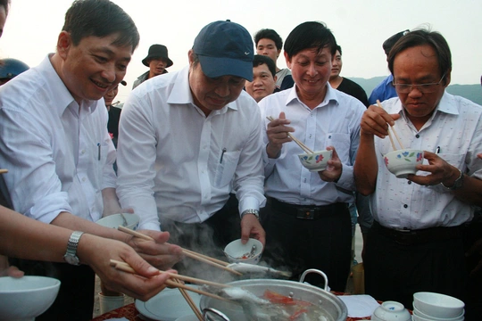 Chủ tịch UBNDTP Đà Nẵng Huỳnh Đức Thơ (đội mũ, hàng đầu) cùng lãnh đạo Đà Nẵng ăn cá ngay buổi dối thoại