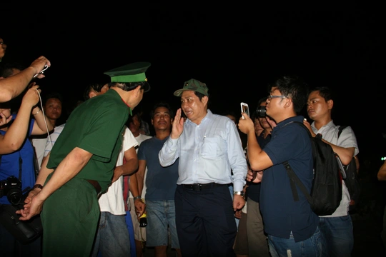 
Chủ tịch UBND TP Đà Nẵng Huỳnh Đức Thơ trắng đêm chỉ đạo công tác cứu hộ
