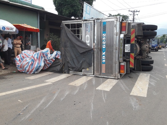 
Xe tải lật đè 1 phụ nữ gãy chân ở ngã 3 Đại Bình (TP Bảo Lộc, tỉnh Lâm Đồng)

