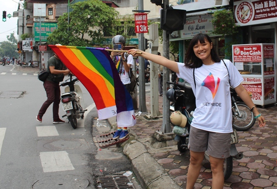
Các hướng dẫn viên chỉ đường với lá cờ cộng đồng LGBT trên tay

 

