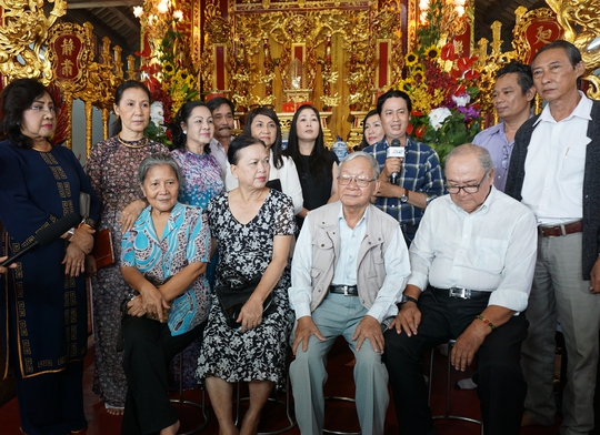 Nghệ nhân điêu khắc Thái Ngọc Bình và các nghệ sĩ vui mừng trong lễ khánh thành Đền thờ Tổ
