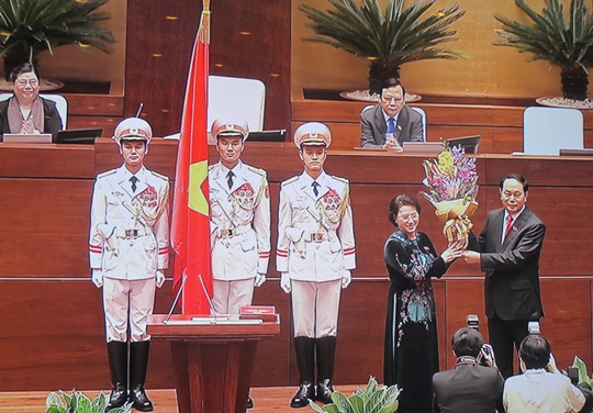 
Tân Chủ tịch nước Trần Đại Quang nhận hoa chúc mừng của Chủ tịch Quốc hội Nguyễn Thị Kim Ngân - Ảnh chụp qua màn hình
